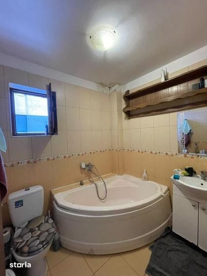 Apartament cu 3 camere semidecomandat în Craiovița Nouă