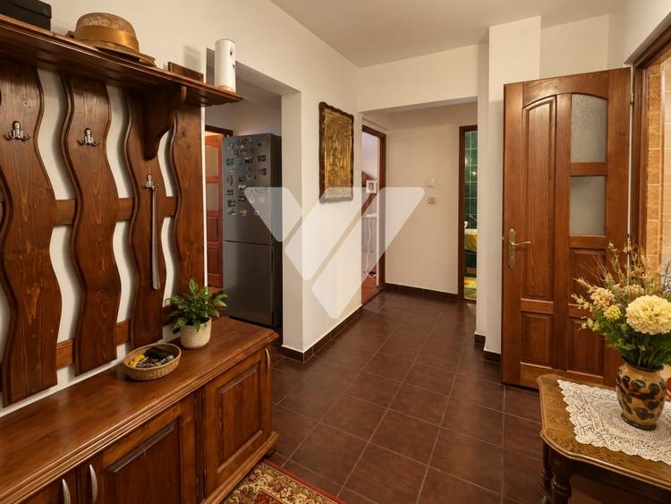 Apartament cu 3 camere decomandat, mobilat în Vasile Aaron