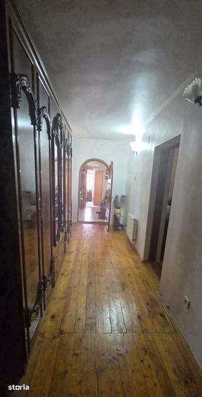 Casă cu 9 camere cu Teren 907 Mp în Central