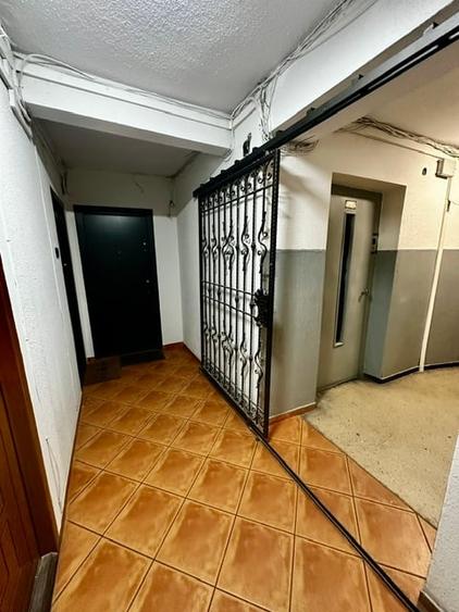 Apartament cu 3 camere semidecomandat în Calea Victoriei