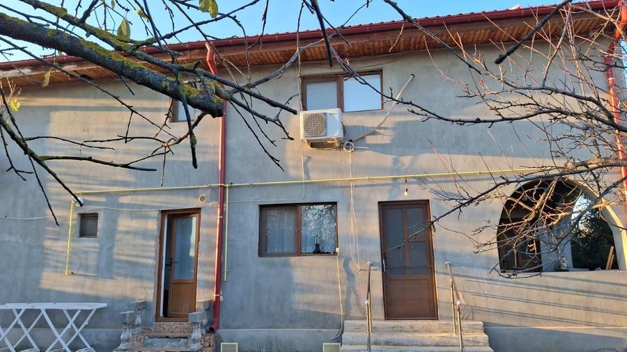 Casă cu 4 camere în Dascălu