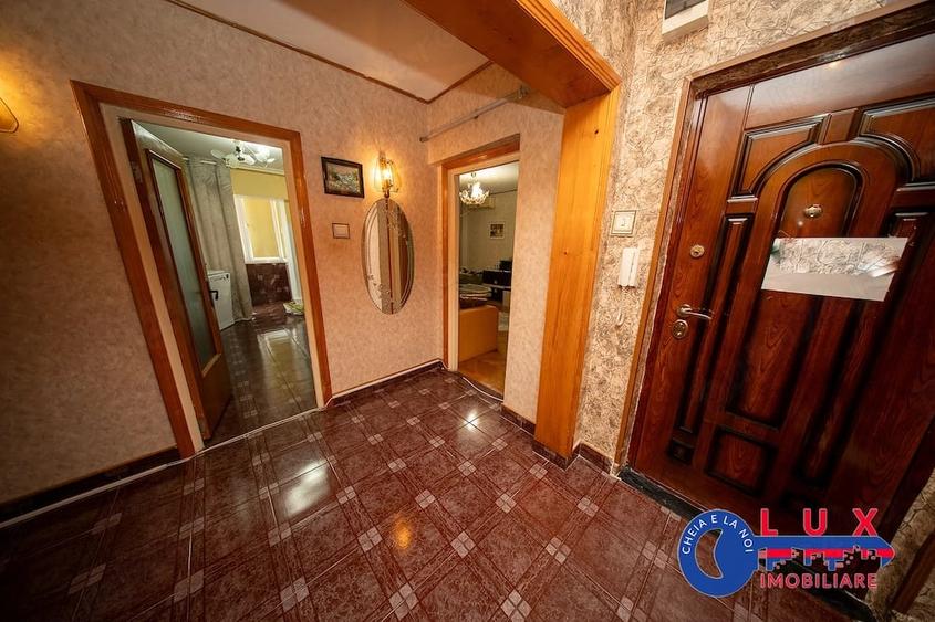 Apartament cu 3 camere decomandat în Babadag