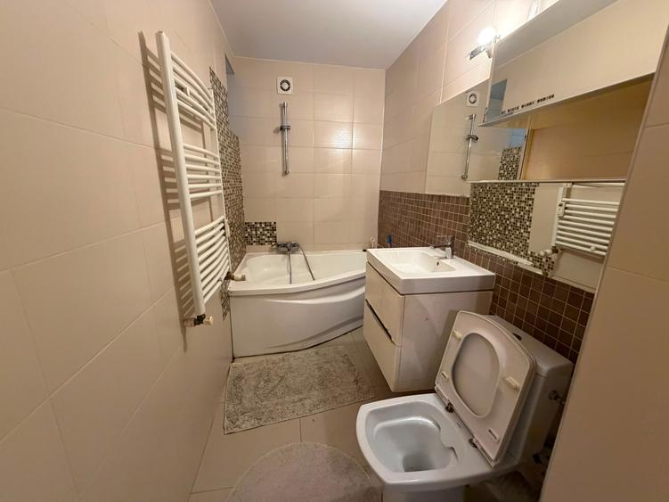 Apartament cu 3 camere semidecomandat în Titan
