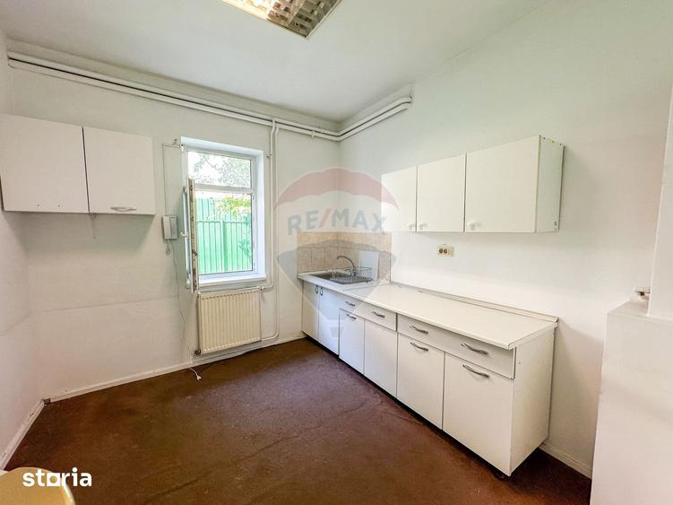 Spatiu comercial | doua cladiri, curte proprie | 300 mp | - 7
