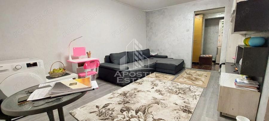 Apartament cu 3 camere semidecomandat, mobilat în Micro 4