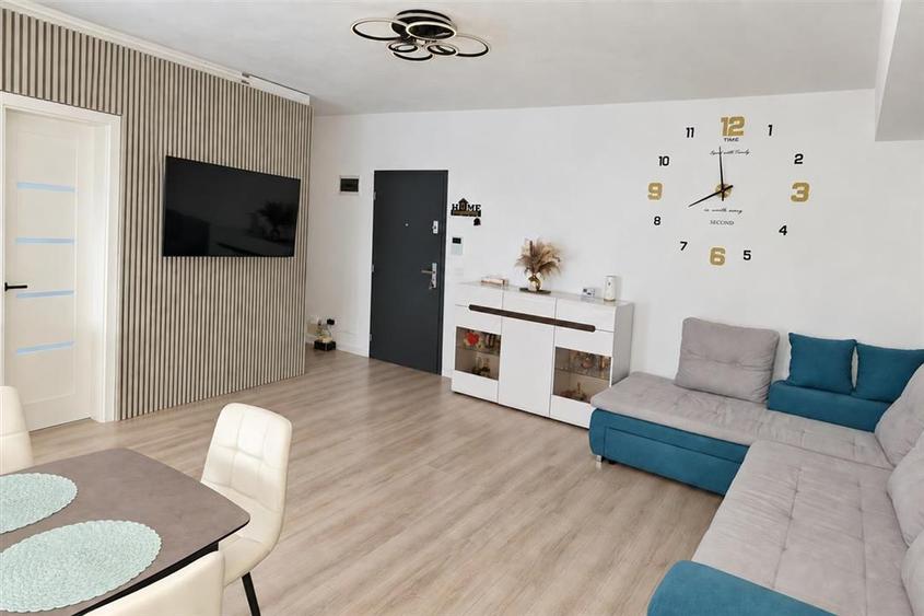 Apartament cu 3 camere semidecomandat, mobilat în Industrial Vest