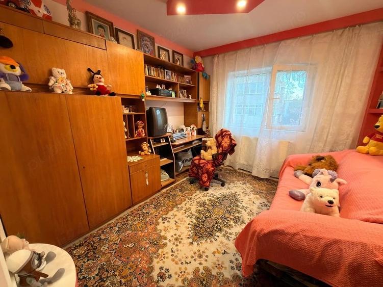 Apartament cu 3 camere semidecomandat în Central