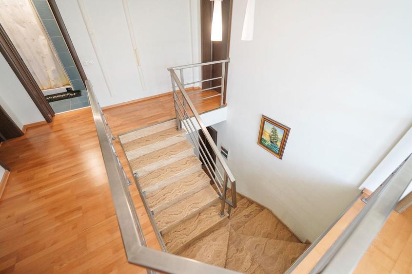 Casă individuală cu 6 camere cu Piscina în Cârcea