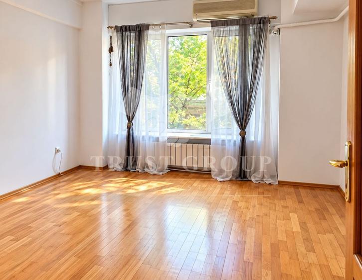Apartament cu 4 camere decomandat în Primăverii