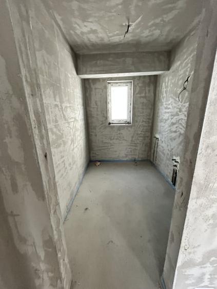 Apartament cu 4 camere semidecomandat în Florești