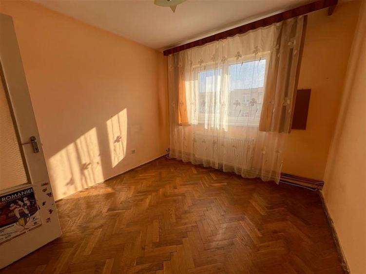 Apartament cu 4 camere decomandat în 1848