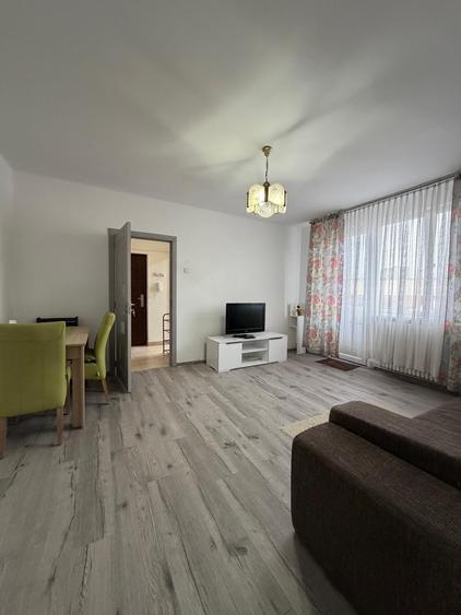 Apartament cu 2 camere semidecomandat, mobilat în P-ța Mihai Viteazul
