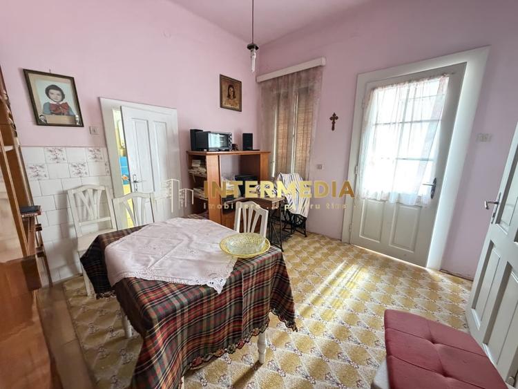 Casă individuală cu 6 camere cu Canalizare în Central
