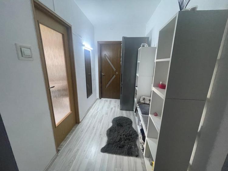 Apartament cu 3 camere semidecomandat, mobilat în Valea Rosie