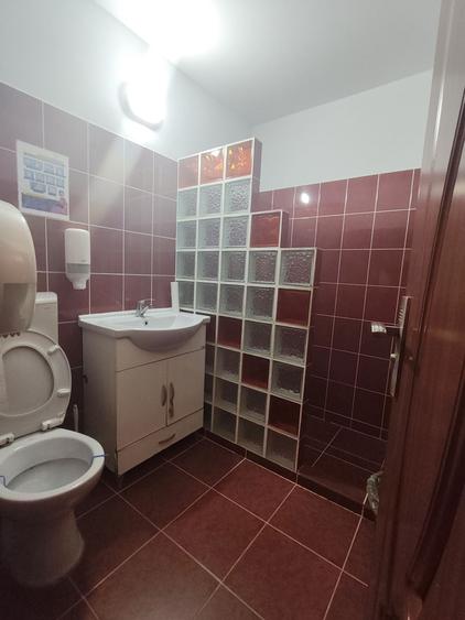 Apartament cu 4 camere semidecomandat în Tei