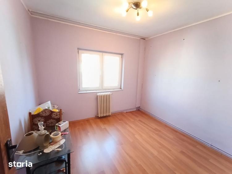 Apartament cu 4 camere decomandat în Micălaca