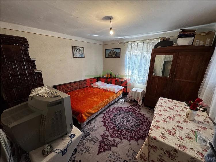 Casă cu 4 camere cu Teren 2437 Mp în Osica de Sus