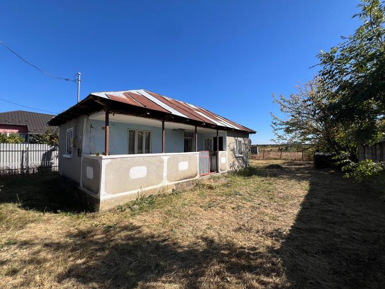 Casă cu 3 camere cu Teren 1000 Mp în Stoiculești