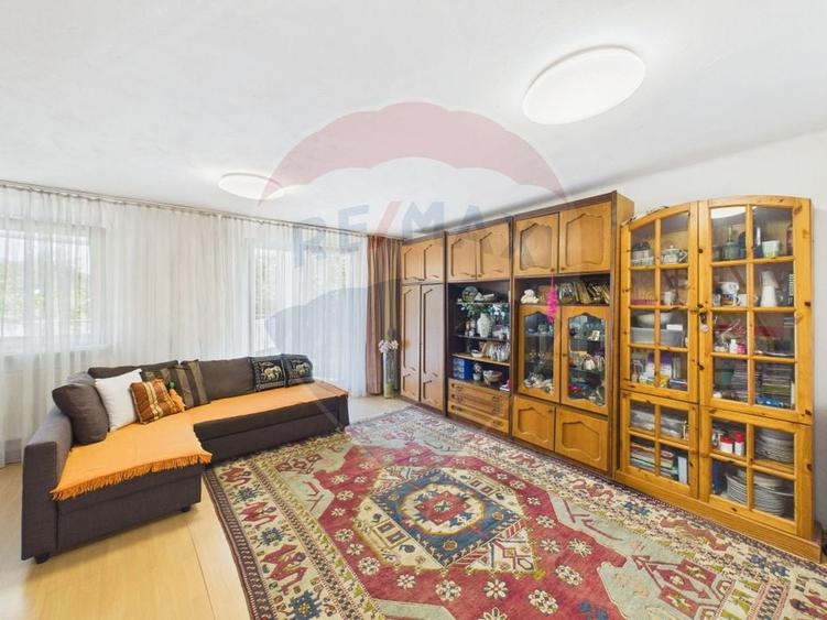 Casă individuală cu 5 camere cu Teren 1000 Mp în Sud