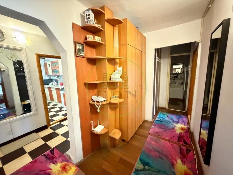 Apartament cu 4 camere decomandat, mobilat în Craiovița Nouă
