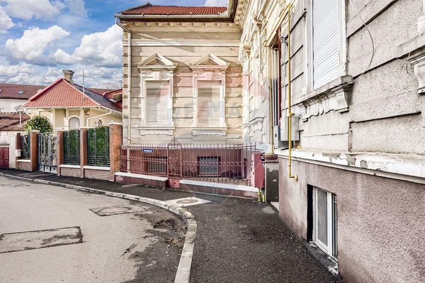 Apartament cu 4 camere semidecomandat, mobilat în Central