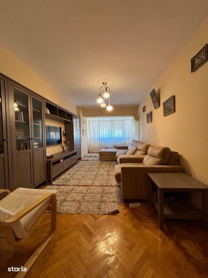 Apartament cu 4 camere decomandat în Rovine