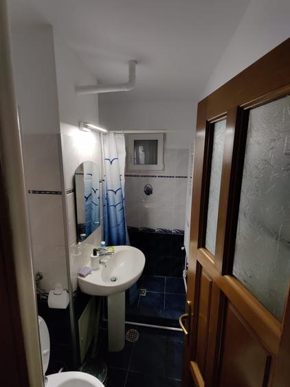 Apartament cu 2 camere semidecomandat în Craiovița Nouă