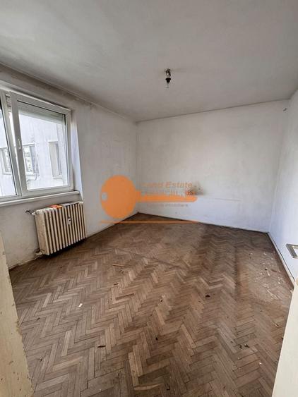 Apartament cu 3 camere semidecomandat în Iancului