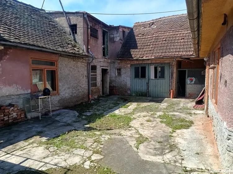 Spațiu comercial, de 1,000 mp, în Cristian