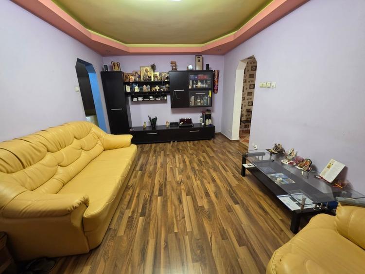 Apartament cu 3 camere semidecomandat, mobilat în Titan