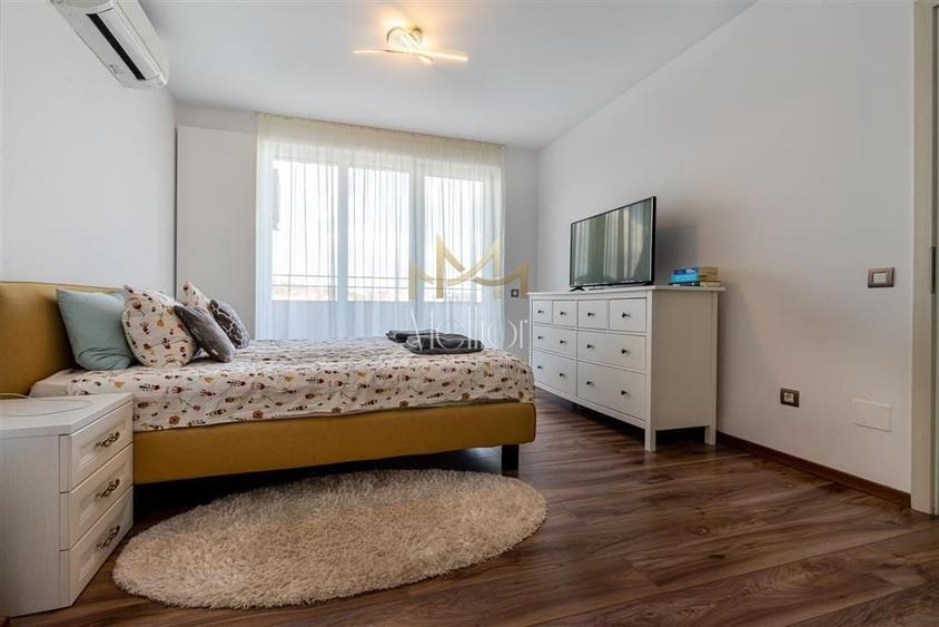 Apartament cu 4 camere semidecomandat în Borhanci