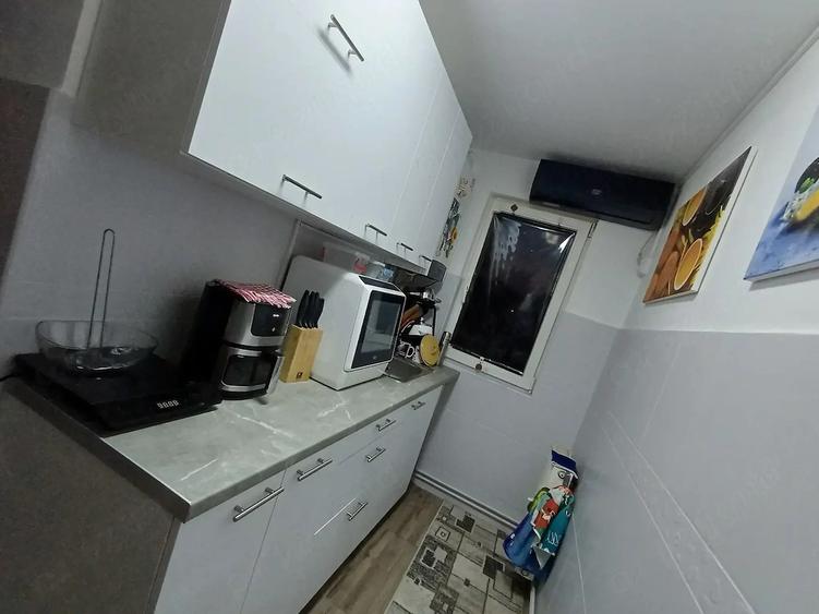 Apartament cu 3 camere semidecomandat în Dâmbu Pietros