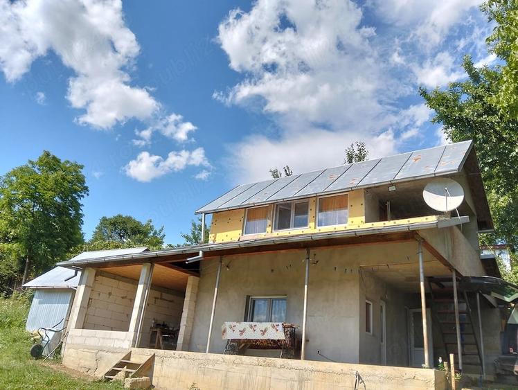 Casă cu 3 camere cu Teren 1000 Mp în Socea