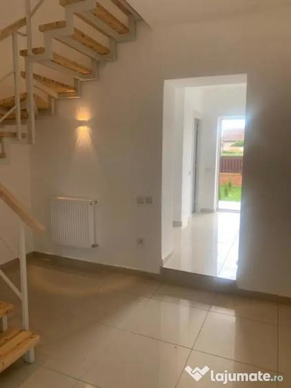 Casă cu 5 camere cu Teren 277 Mp în Malu Mare