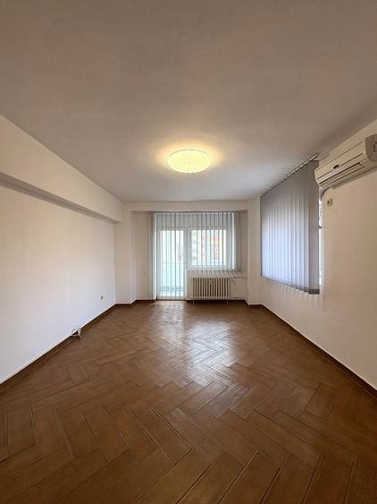 Apartament cu 3 camere în Decebal
