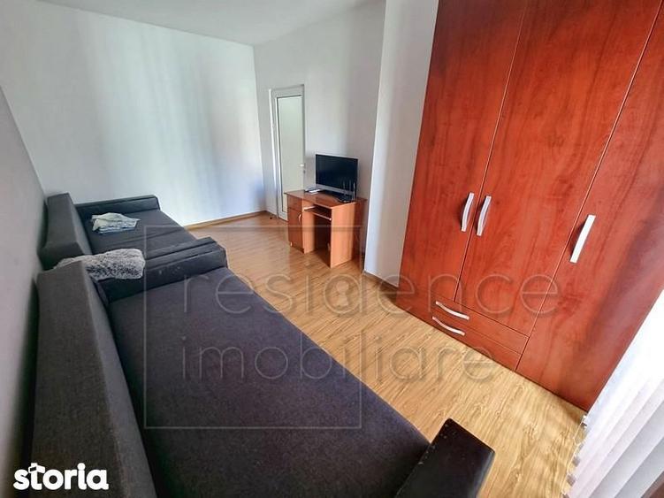 Apartament cu 3 camere semidecomandat, mobilat în Central