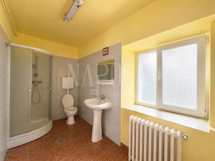 Casă individuală cu 8 camere cu Canalizare în Iris