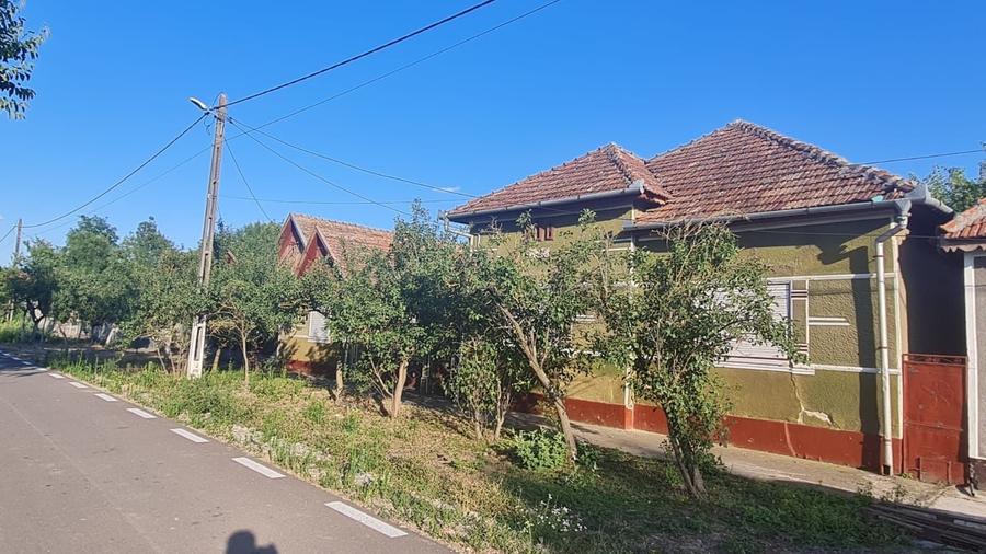 Casă cu 4 camere în Apateu