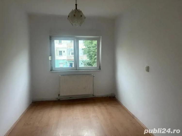 Apartament cu 3 camere semidecomandat în Lugoj