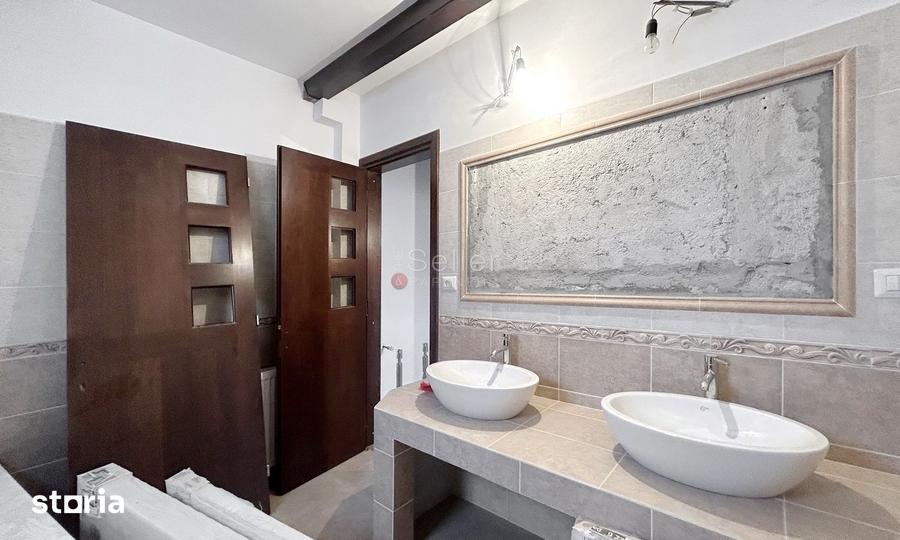 Casă cu 7 camere cu Teren 178 Mp în Florilor