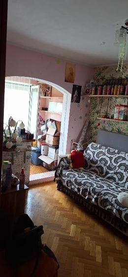 Apartament cu 3 camere decomandat, mobilat în Rogerius