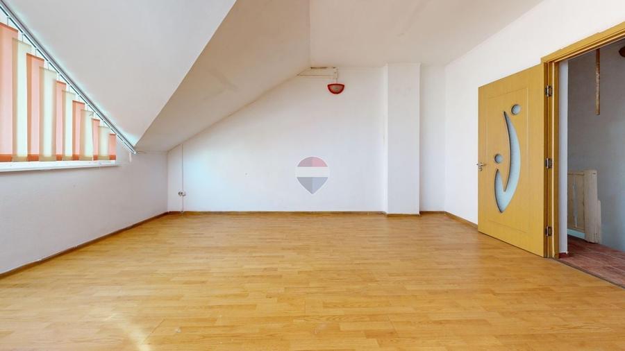 Apartament cu 3 camere semidecomandat, mobilat în Florilor