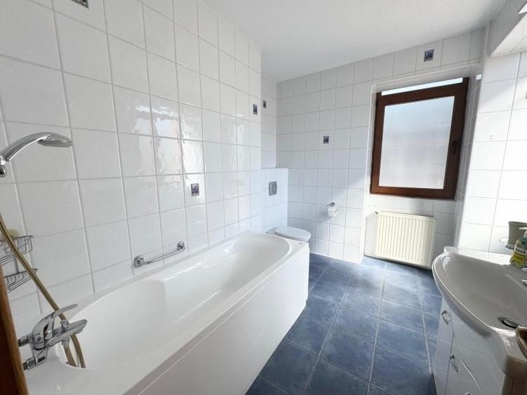 Casă cu 8 camere cu Teren 250 Mp în Tei