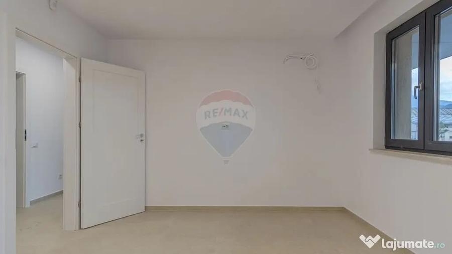 Apartament cu 9 camere decomandat în Astra