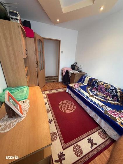 Apartament cu 3 camere semidecomandat în Craiovița Nouă