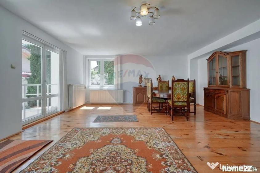 Casă cu 10 camere cu Teren 710 Mp în Central