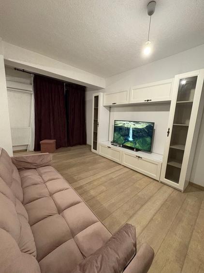 Apartament cu 3 camere semidecomandat în Exterior Vest
