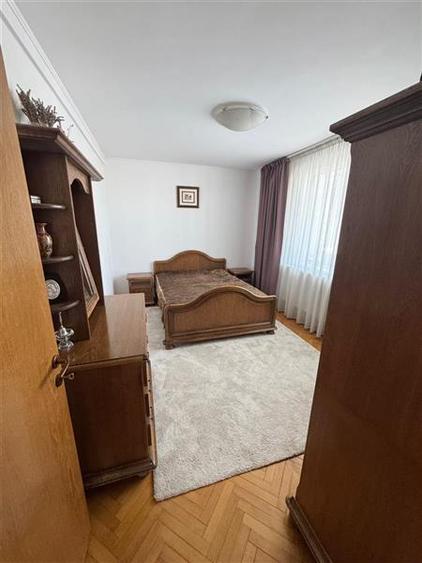 Apartament cu 3 camere semidecomandat, mobilat în Central