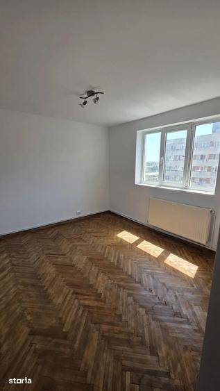 Apartament cu 3 camere decomandat în Craiovița Nouă