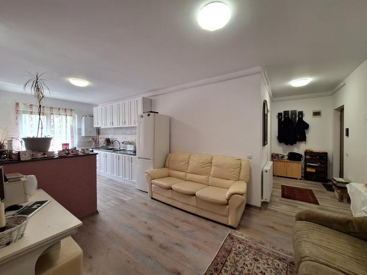 Apartament cu 3 camere semidecomandat, mobilat în Florești — fotografia 2